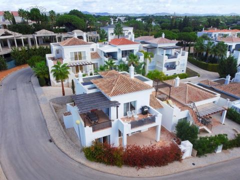 Villa with 4 bedrooms and 4 bathrooms, for long-term rental, located in the quiet resort 'Salinas Country Club', near the lake. This villa is south-west facing, providing a pleasant sea view. The ground floor has a small entrance hall, 2 suites with ...