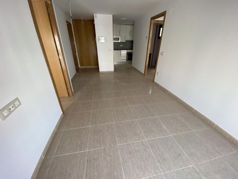 47 m2 apartment in St Carles de la Rapita, Tarragona, Costa Dorada. It has 2 bedrooms, bathroom, kitchen, living room and balcony. With parking space. Brand new. Cold / heat pump. Several homes available from 47 to 86 m2 with 2 or 3 bedrooms. The cit...