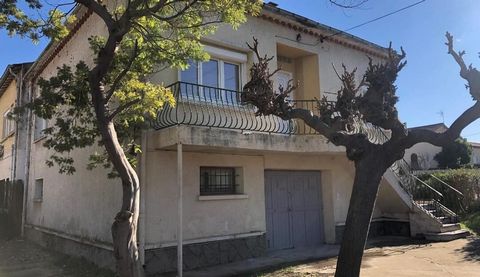 Town with all shops and commerce, train station and river, at 5 minutes from the sea, 15 minutes from the A75 and A9 motorways and 20 minutes from Beziers. Villa built in 1966, offering the possibility to create a large family home or 2/3 apartments ...