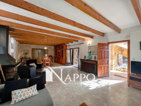 Nappo Real Estate gives you the great opportunity to acquire this large house with lifetime holiday license less than 1.5 km from the sea. It has a plot of 18.000m2. Fully deeded and registered 306m2 built. It has two rooms: The main property has 5 b...