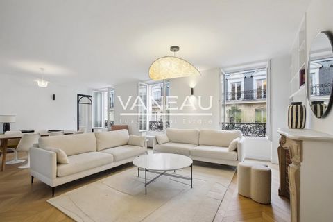 ARTOIS/FRIEDLAND - UNOBSTRUCTED VIEWS - RENOVATED - BRIGHT In one of the most sought-after streets in the 8th arrondissement, on the 4th and 5th floors with an elevator in a prestigious, secure, and impeccably maintained building, the Vaneau Group of...