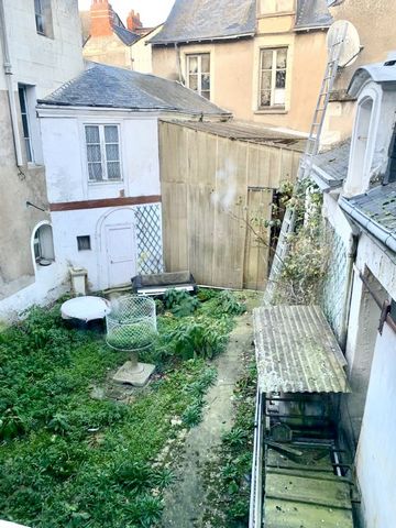 For sale a remarkable building in the city center of Châtellerault, location number 1, close to all shops, parking, cinema... This building is composed of 47 spacious rooms to be renovated. You can access this building from three different streets, w...