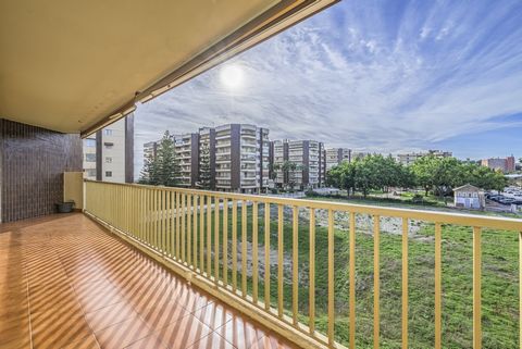 Licht en ruim appartement met groot terras in het beroemde complex Doña Sofia naast het strand in Fuengirola. Het complex bestaat uit 8 appartementenblokken en is gelegen tussen de strandpromenade en een park, dicht bij het Sohail-kasteel en het wink...
