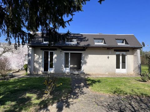 This well-maintained bungalow has around 2,000 square metres of well-mainitaned garden, and sits in a village less than 10 minutes' drive from the lively little town of Chaillac. It is move-in ready, with oil-fired central heating. The decor is tidy ...