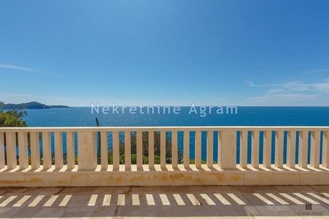 A unique location, first row to the sea, a beautiful, comfortable, multi-level, five-room apartment of 174m2 in a building with 5 apartments is for sale. The apartment also has a 24m2 garage and a parking space in front of the garage. The apartment c...