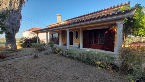 House T3 +2 in Santarém This detached villa has excellent areas. It has 300m2 of discovered area. The ground floor consists of a semi-equipped kitchen, entrance hall, living room with fireplace, three bedrooms with built-in wardrobes, one of them sui...
