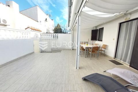 This studio apartment of 35 m2 is located just a few minutes walk from the beach. It consists of an open space in which there is a kitchen with a dining room, a bedroom, a bathroom, and a gallery that was created to get additional sleeping space or, ...