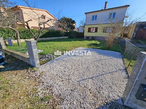 In a quiet part of Valbandon, not far from Fažana, a spacious two-room apartment is for sale located on the first floor of a family house. The apartment is shared.   It has a total area of 153 m2 and consists of an external staircase, hallway, kitche...
