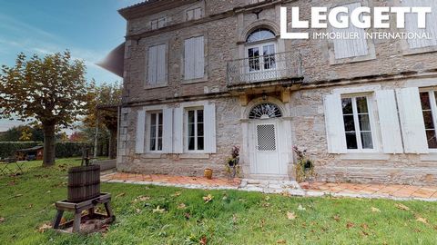 A26132STR47 - This superb home has been lovingly renovated to the highest standards. Incredibly elegant it offers you the opportunity to have an exquisite property with lots of space or to run a very successful chambres d'hôtes / gîte business, if th...