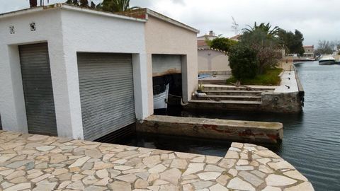 Casa sul canale con terreno di 1005 m2, ormeggio, garage per barche, piscina e giardino - da modernizzare! Questa casa a due piani è stata costruita nel 1971 su un terreno di 1005 m2, più una guest house sullo stesso terreno. La casa principale dispo...