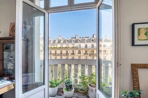 Paris 8 - Avenue Hoche - 2 bedrooms - Parc Monceau Next to Parc Monceau, with a stunning view over the entrance to the park, this apartment offering a total surface area of 87m² (936 sq ft) is set at the heart of Boulevard Malesherbes. This exception...