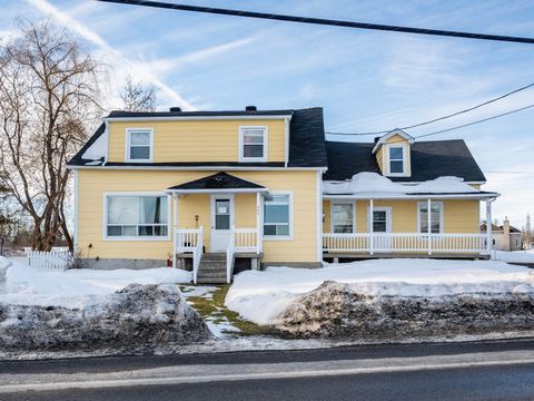 Duplex located on a large 20,225 sq. ft. lot, as well as a 4,075 sq. ft. lot opposite, directly on the banks of the river. The duplex comprising 2 apartments on 2 floors. A renovated unit with 3 bedrooms and 2 full bathrooms, and a 2 bedroom unit wit...
