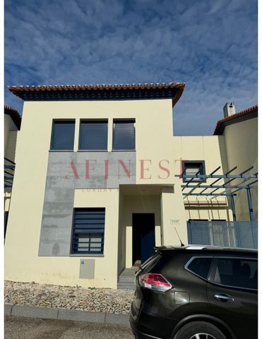 4 bedroom townhouse with excellent sun exposure. Excellent villa that develops on two floors, of recent construction and immaculate condition; It is located in the noblest area and surrounded by all services, schools, and commercial areas; Good areas...