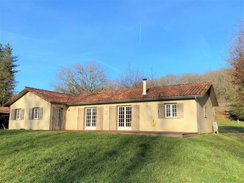 Single storey wooden frame house of 128 m2 6 minutes walk from a pretty village with all amenities. This pretty house built in 2007 on a plot of 4000 m2 offers an entrance leading to a living room of 57 m2 with fitted kitchen and wood stove, with acc...