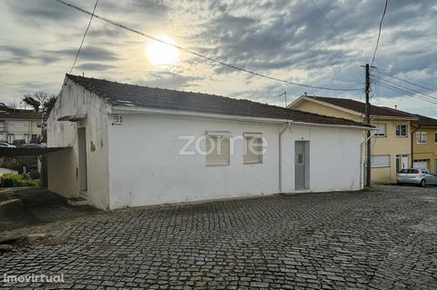 Property ID: ZMPT563837 GENERAL DESCRIPTION: It is a building in Total Ownership, consisting of 2 villas, inserted in a plot of land with 520m2. One of T2 typology and the other of T1 typology. It should be noted that the T1 house is rented, with a m...