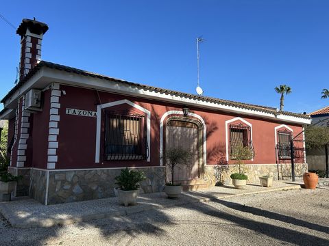 Located in the sought after area of 'La Huerta' in Totana, we have this lovely family home with 3 double bedrooms, ample living space with a self-contained one bedroom casita.Upon entering the plot of 3300m via an electric gate, you have the villa di...