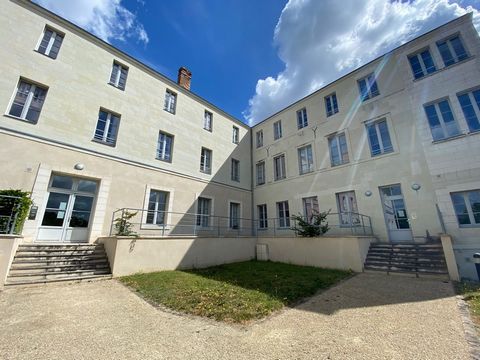 Situé dans une résidence en état neuf et sécurisée et au coeur du bourg de Saint Hilaire St Florent, ce studio entièrement rénové (isolation, décoration, plomberie, électricité, huisseries etc.) comprend une entrée avec placard desservant une salle d...