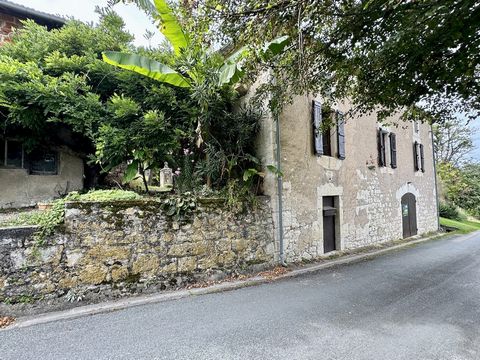 En secteur campagne non isolé, cette ancienne propriété agricole est située sur la commune de Pujols à quelques minutes du centre ville de VILLENEUVE SUR LOT et à proximité du passage de bus. Elle comprend une maison d'habitation à rénover d'environ ...