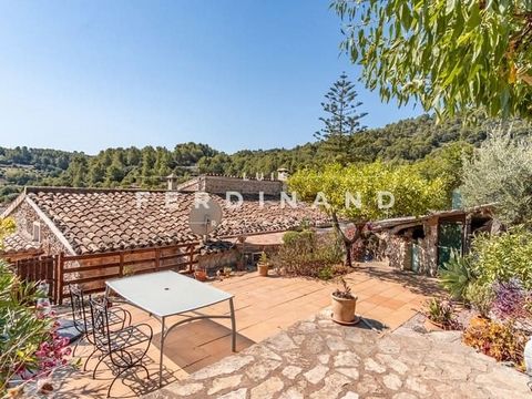 Charmante maison de ville avec jardin et vues, Opportunité exclusive ! Charmante maison de village avec beaucoup de caractère, située dans le village pittoresque de la Serra de Tramuntana, Mancor del Vall. Son emplacement est imbattable, à seulement ...