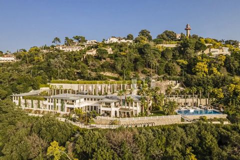 Cette superbe villa offre plus de 1.600m² de surface habitable complétée par les 13.000m² de jardins entretenus avec minutie. Avec ses 9 chambres / suites attenantes, sa vue panoramique sur la mer, la baie de Cannes et les montagnes; ses vastes espac...