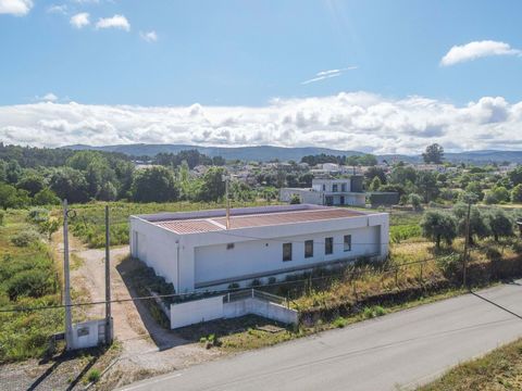 Lagerhaus für landwirtschaftliche Lagerung und Lagerung, aber mit einem Umbauprojekt für 3-Zimmer-Wohnungen, mit einem Projekt. Die zukünftige Villa im Erdgeschoss verfügt über 3 Schlafzimmer, eines davon mit Bad, Küche, Wohnzimmer und Garage sowie e...