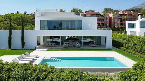 Villa Golden Mile très proche de la plage à vendre. Située sur le prestigieux Golden Mile de Marbella, la Villa Zero est une étonnante villa moderne qui définit la vie de luxe. Cette propriété nouvellement construite combine un design contemporain av...