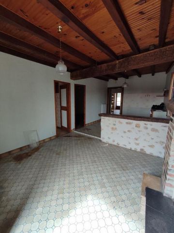 Maison de bourg 106 m2 à proximité de toute commodités sur la commune de Brillac à rafraichir dans la totalité composée; d'une entré avec placard très lumineuse, une chambre une salle de douche, un wc , une pièce de vie avec insert à foyer fermé fonc...