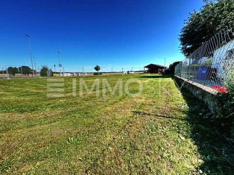 À venda está um terreno para construção em uma localização atraente à beira de um campo em Runkel. Com uma área de 548 m², o terreno de gaveto oferece condições ideais para a construção de uma moradia unifamiliar. A propriedade é nivelada e totalment...