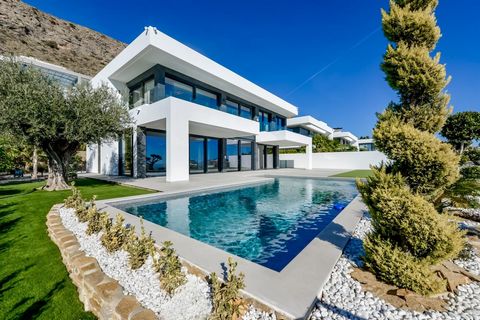 VILLA DE LUXE PRÊTE À ÊTRE EMMÉNAGÉE AVEC UNE VUE MAGNIFIQUE SUR LA MER À FINESTRAT ~~Nouvelle construction d'une villa de luxe avec vue sur la mer à Sierra Cortina, Finestrat.~~En arrivant à l'urbanisation, il y a un mur en pierre naturelle d'une ha...