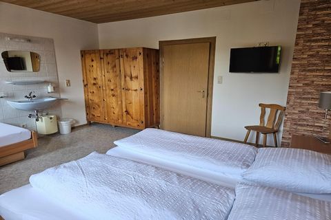 En esta espaciosa casa en el centro de Fügen, 10 personas encontrarán una cómoda casa de vacaciones. En pocos pasos se llega al centro del pueblo, así como a paradas de autobús, restaurantes, una panadería, numerosas tiendas y mucho más. Hay 4 dormit...