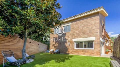 Te presentamos esta espectacular casa a cuatro vientos, ubicada en la exclusiva zona del golf de Sant Andreu de Llavaneres. Caminando al centro, a colegios y a zona deportiva. Esta propiedad está recién reformada y lista para entrar a vivir. Con lo ú...