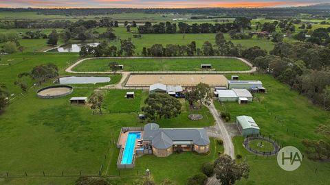 Eine Pferdeoase auf ca. 10 Hektar mit einer geräumigen Residenz und einem 20 m langen beheizten Sportbecken, einem Stallkomplex, einem übergroßen Reitplatz, einem weitläufigen Schuppen und einem cleveren elektrischen Geflechtzäun, der bis zu 18 Paddo...