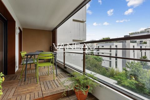 A Boulogne Billancourt, l'agence Vaneau vous propose un appartement de 82.84 m² situé au 3ème étage d'un immeuble sécurisé de 2014 avec ascenseur. Il comprend une entrée, une grande pièce de vie avec cuisine ouverte de 29m² donnant sur une terrasse d...