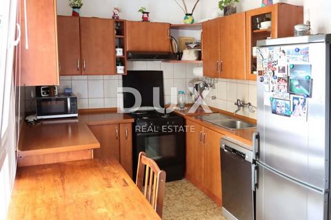 Location: Istarska županija, Pula, Vidikovac. For sale: 1 bedroom apartment with a terrace in Vidikovac, 52 m2 - CLOSE TO THE SEA!! The apartment is located on the 6th floor in a maintained residential building built in 1978. The building has an elev...