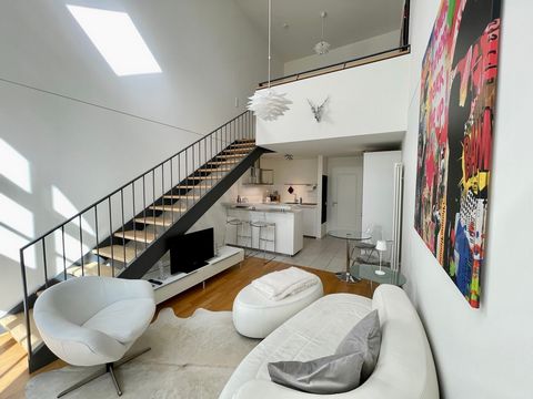 Dieses beeindruckende und modern eingerichtete Loft auf 2 Ebenen bietet höchsten Wohnkomfort und moderne Eleganz. Diese aussergewöhnliche Wohnung besticht durch einen großzügigen, offenen Wohn- und Essbereich mit hohen Decken und großen Fenstern, die...