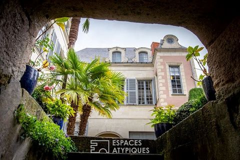 Située au calme et en plein coeur historique de Saumur, cette prestigieuse demeure du XVIIIe siècle, d'une surface habitable d'environ 442 m², incarne avec brio l'élégance et le charme intemporel de la région. Ancien hôtel particulier où résidait le ...