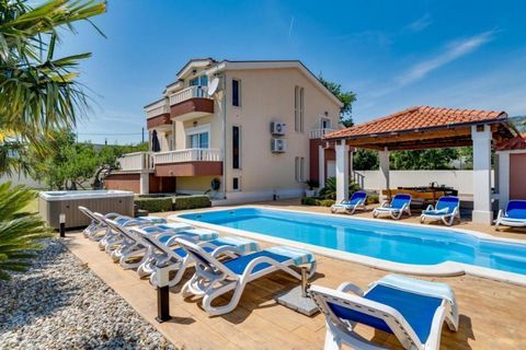 This stunning villa, nestled in the charming town of Kaštela, boasts a prime location—just 5 km from the historic town of Trogir, 15 km from Split, and a mere 2 km from Split Airport. It is located mere 1500 meters from the sea and wateredge! The vil...