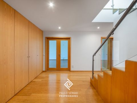 Apartamento T4 dúplex localizado na cidade de Espinho, a apenas 5 minutos da praia e estação de comboios. Destacamos neste espetacular edifício a sua arquitetura minimalista e as excelentes áreas e ótimos acabamentos. Dispõe de cozinha equipada, sala...