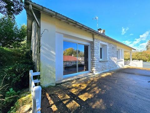 Cette charmante maison, entièrement rénovée avec soin, est idéalement située en deuxième ligne, dans un cadre paisible tout en étant proche des commodités. En franchissant la porte d'entrée, vous serez accueilli par un couloir qui dessert les différe...