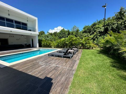 Zu verkaufen in Playa Romana Nueva, Villa bereit zum Wohnen oder Urlaub. Investieren Sie in dieses Paradies mit einem Privatstrand und einem PGA-Golfplatz. Darüber hinaus ist die Villa neu gebaut und verfügt über moderne Oberflächen, intelligentes Be...