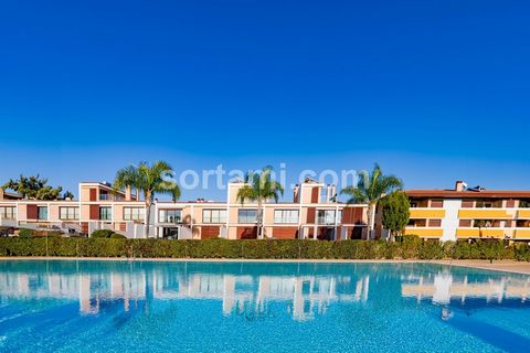 Fantastische Wohnung mit zwei Schlafzimmern Diese wunderschöne Wohnung ist von höchster Qualität und befindet sich in einem prestigeträchtigen Resort in Vilamoura. Mit einer hervorragenden Lage in der Nähe der Golfplätze bietet dieses schöne Apartmen...