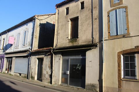 RISCLE, en plein centre ville, venez découvrir cet immeuble de rapport à rénover entièrement sur 2 niveaux. Au rez-de-chaussée, vous découvrirez un ancien local commercial à remettre au goût du jour et à l'étage vous trouverez un ancien appartement T...