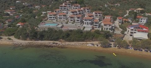 Gemeinde Pteleo, Lefki, Strand Agia Marina. Zu verkaufen direkt am Meer, luxuriöse, vierstöckige Villa von 203 m² in einer Wohnanlage. Baujahr 2008, Renovierung 2018. Die Villa besteht aus: Die Villa bietet einen fabelhaften Blick auf das Meer, den W...