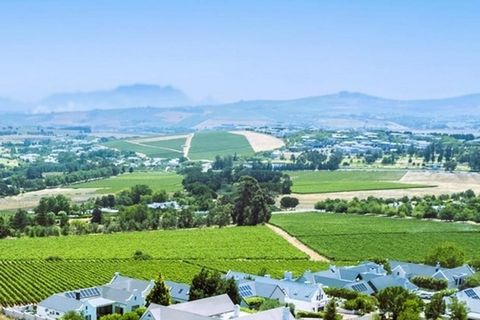 Impressionante tenuta recintata ai piedi delle montagne di Stellenbosch. Facile accesso ai migliori sentieri escursionistici e ciclabili e i panorami sono semplicemente mozzafiato. La tenuta si fonde con la natura, offrendovi il privilegio di sentirv...