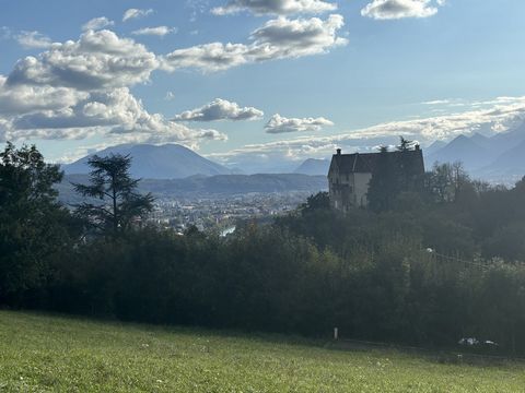 Rare sur les hauteurs de Corenc (Corne d'Or) en position dominante, parcelle libre de constructeur d’environ 1100 m2 viabilisée et aménagée (accè créé). - Construction maximale de 175 M2 d'emprise au sol par parcelle grace à un permis d'amenager vala...