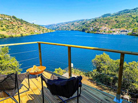 Wir präsentieren 'O Ninho', ein einzigartiges und charmantes Anwesen am ruhigen Ufer des Flusses Douro, im Herzen der Weinregion. Dieses jahrhundertealte Haus, das komplett neu aufgebaut wurde, ist eine wahre Oase der Ruhe und Schönheit, in der sich ...