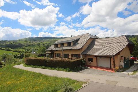 Les Déserts - 73230, 20 minuten van CHAMBERY. Op het zuiden, adembenemend uitzicht op de vallei en de bergen (vooral het Belledonne-gebergte). Huis van 234 m² (totale oppervlakte van 340 m² inclusief garage en mezzanine) met veel karakter (geklede st...