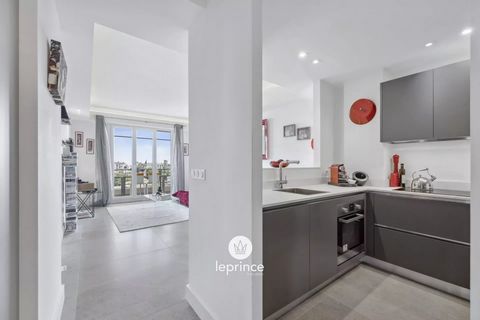 Bas Cimiez - Avenue de Provence On the penultimate floor of a well-maintained building in the lower part of Cimiez, very close to the city center, two bedroom apartment in excellent condition with a superb TERRACE offering panoramic views of the SEA,...