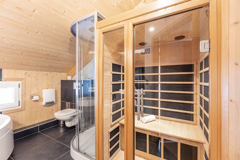 Scopri il comfort e lo stile in questo spazioso chalet di 100 m² che può ospitare fino a 9 persone. Questo chalet offre quattro invitanti camere da letto su due piani, inclusa una stanza di passaggio parzialmente aperta. Godetevi notti riposanti in c...