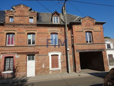 Uniquement chez FIM IMMOBILIER, immeuble de rapport divisé en 2 appartements.. Au rez de chaussée un T1 de 32 m2 offarnt cuisine ouverte sur séjour, 1 chambre, salle de bains garage (loyer de 500 €). Au 1er étage : un T3 de 60 m2 offrant cuisine, séj...